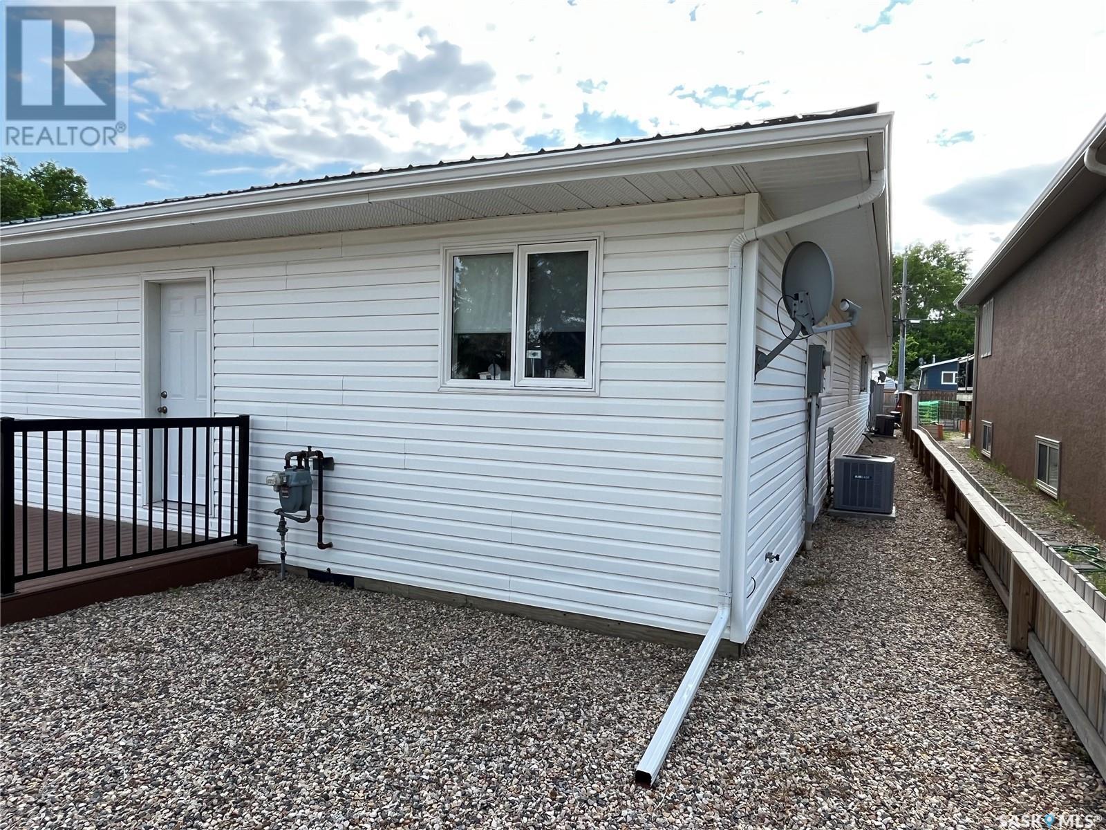 701 1st Avenue, Maple Creek, Saskatchewan  S0N 1N0 - Photo 4 - SK008021
