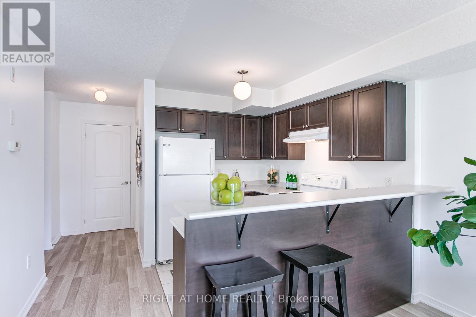 5 - 17 Cheltenham Road, Barrie, Ontario  L4M 0E7 - Photo 3 - S12192385