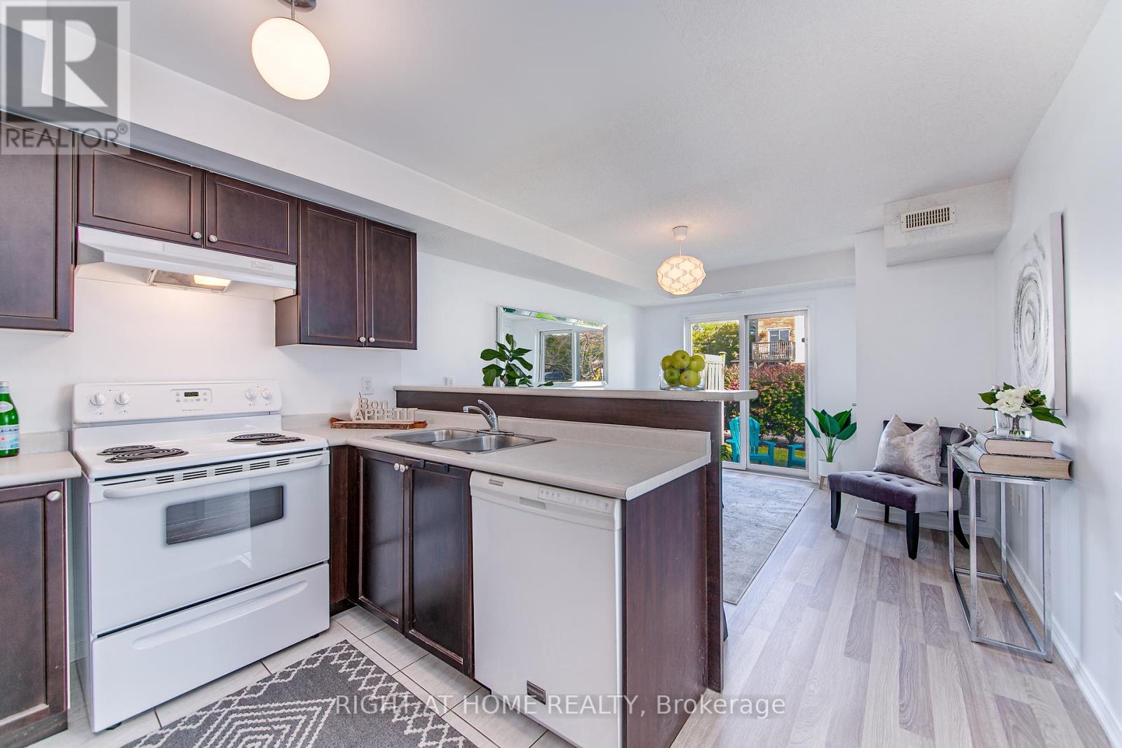 5 - 17 Cheltenham Road, Barrie, Ontario  L4M 0E7 - Photo 4 - S12192385