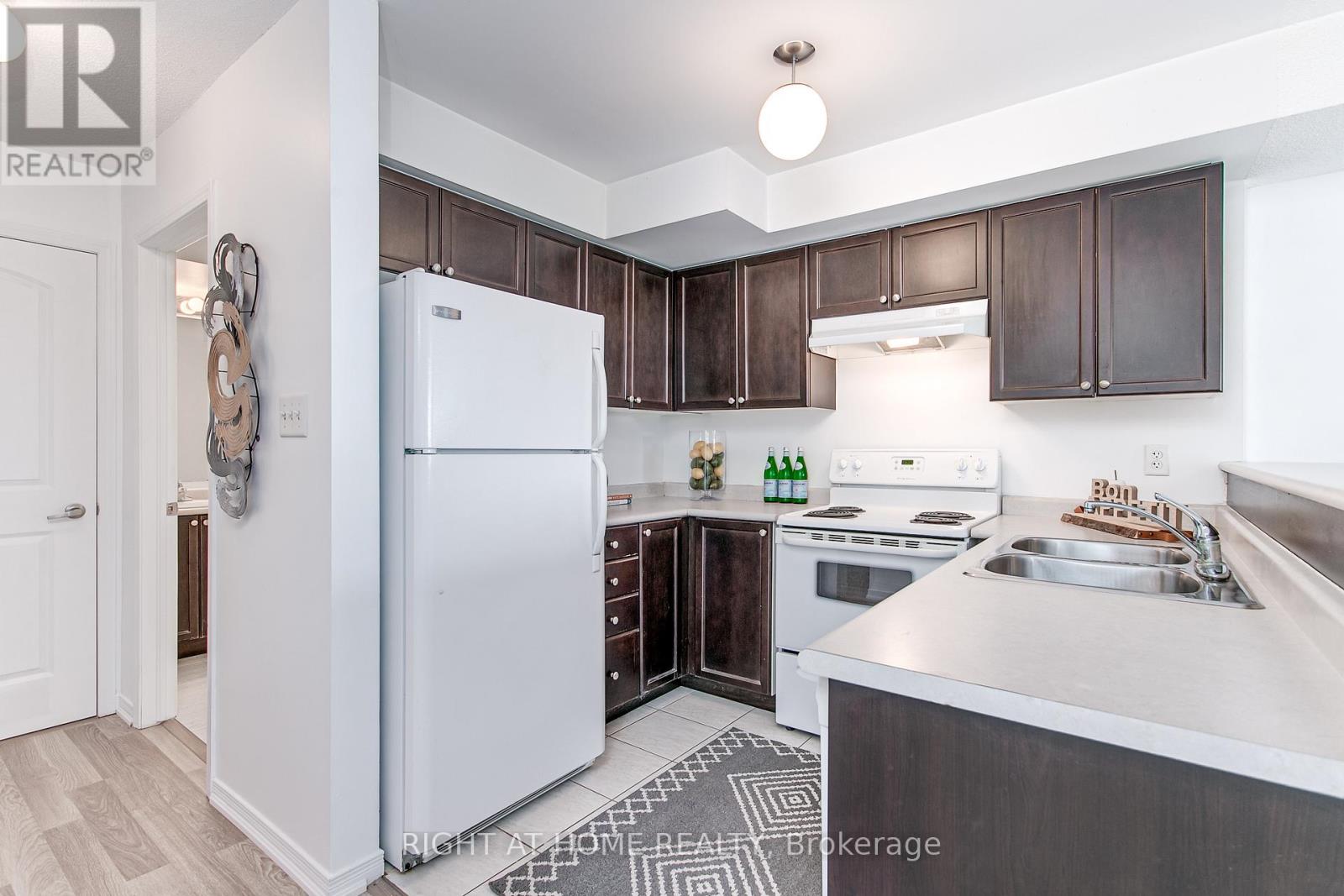 5 - 17 Cheltenham Road, Barrie (Georgian Drive), Ontario  L4M 0E7 - Photo 5 - S12192385