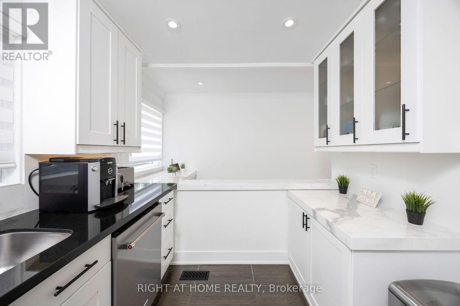 11 - 20 Budgell Terrace, Toronto (High Park-Swansea), Ontario  M6S 1B4 - Photo 8 - W12192261