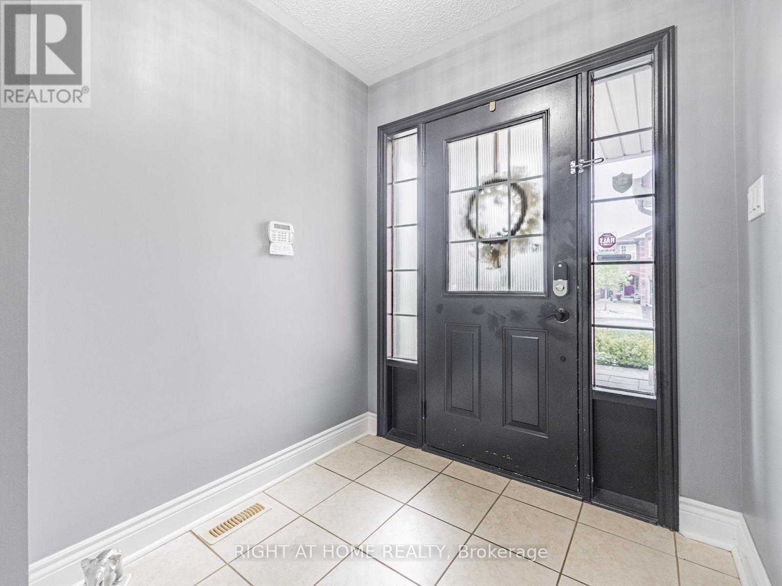 54 Roadmaster Lane, Brampton (Fletcher's Meadow), Ontario  L7A 3A7 - Photo 5 - W12192318