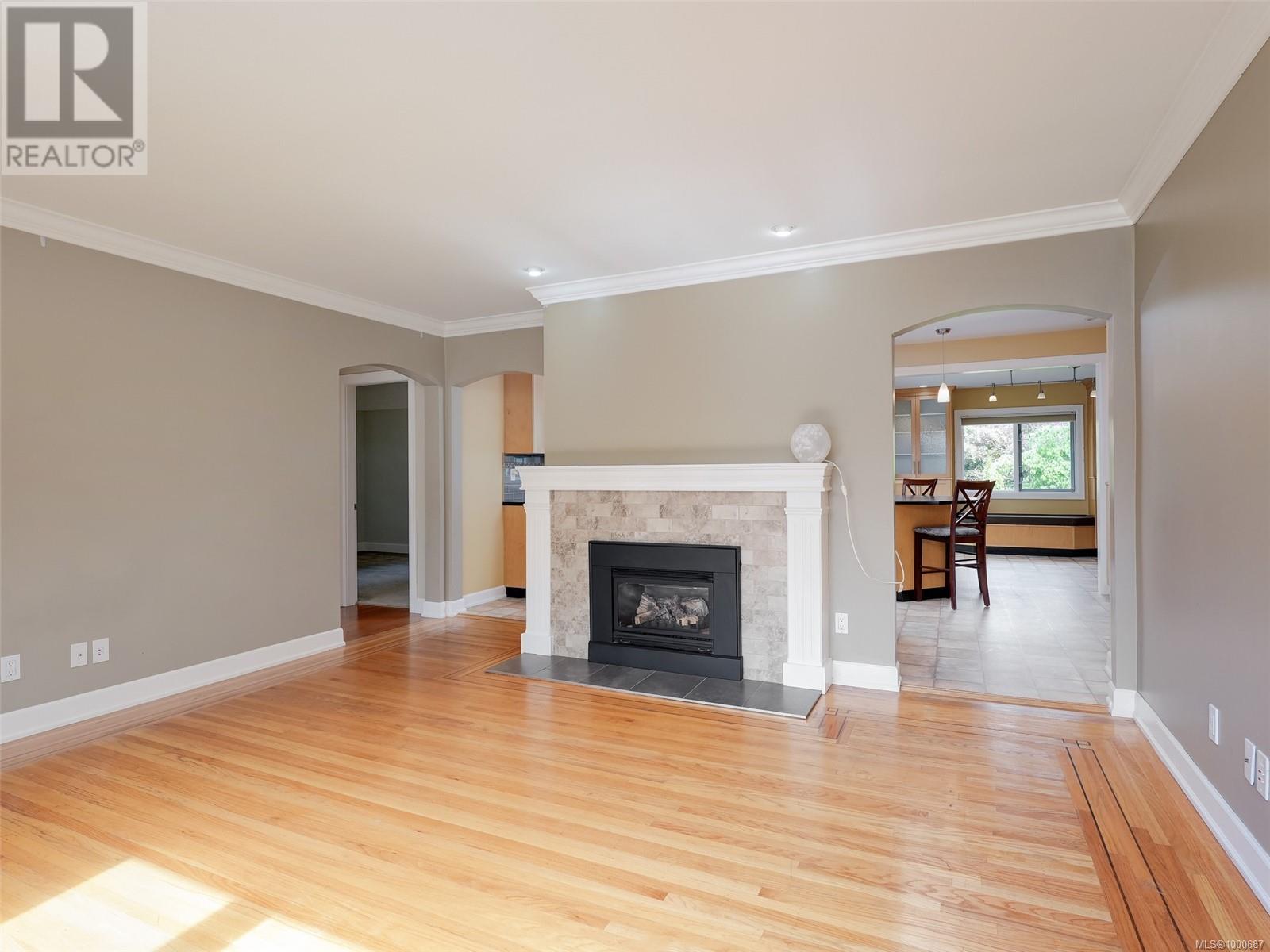 Property at 4406 Torquay Dr image 4