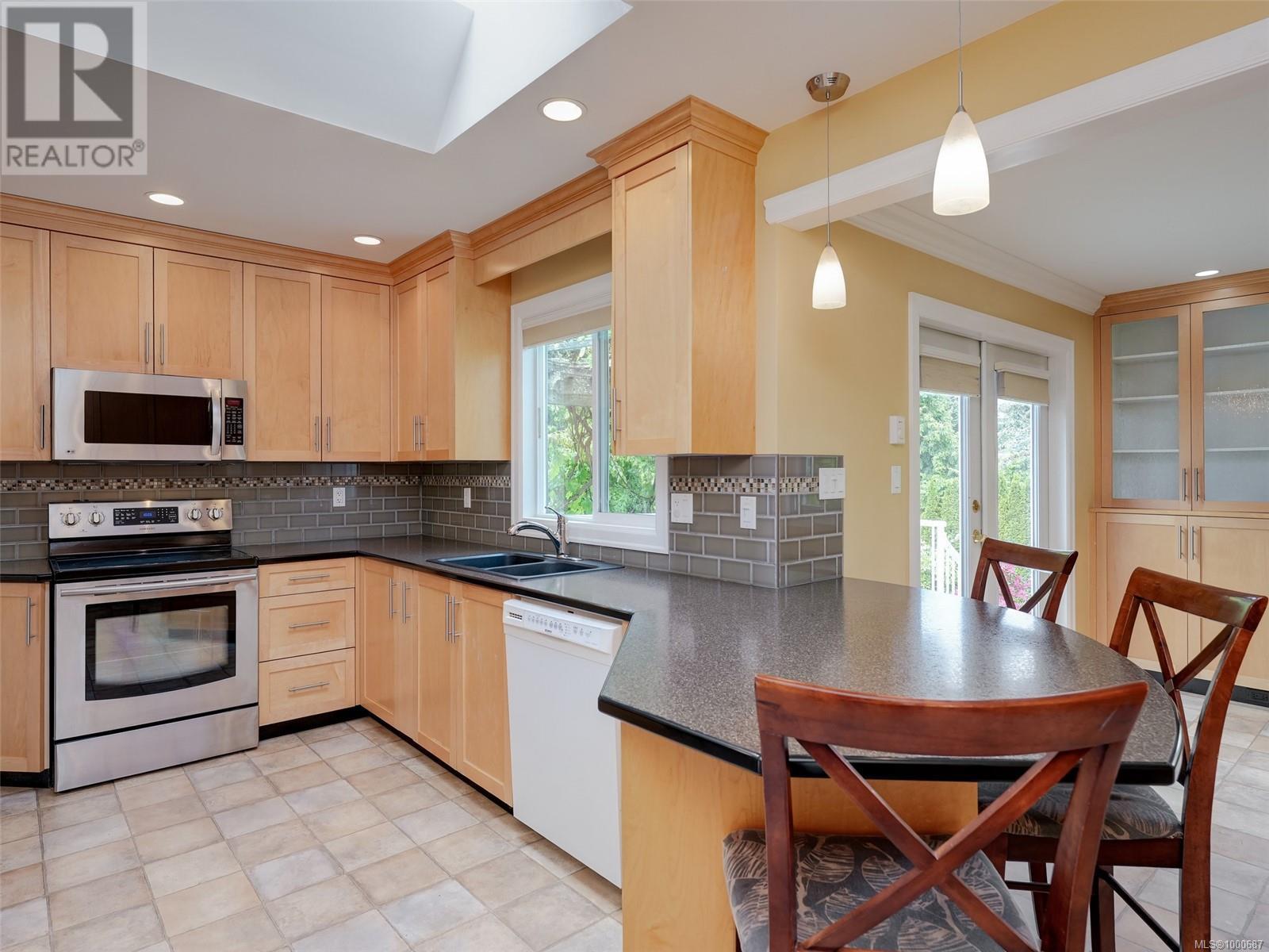 Property at 4406 Torquay Dr image 5