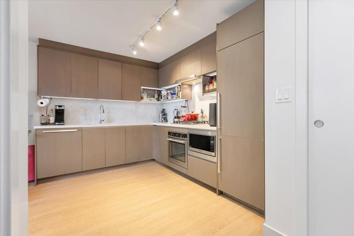 1015 13696 100 AVENUE, Surrey, British Columbia