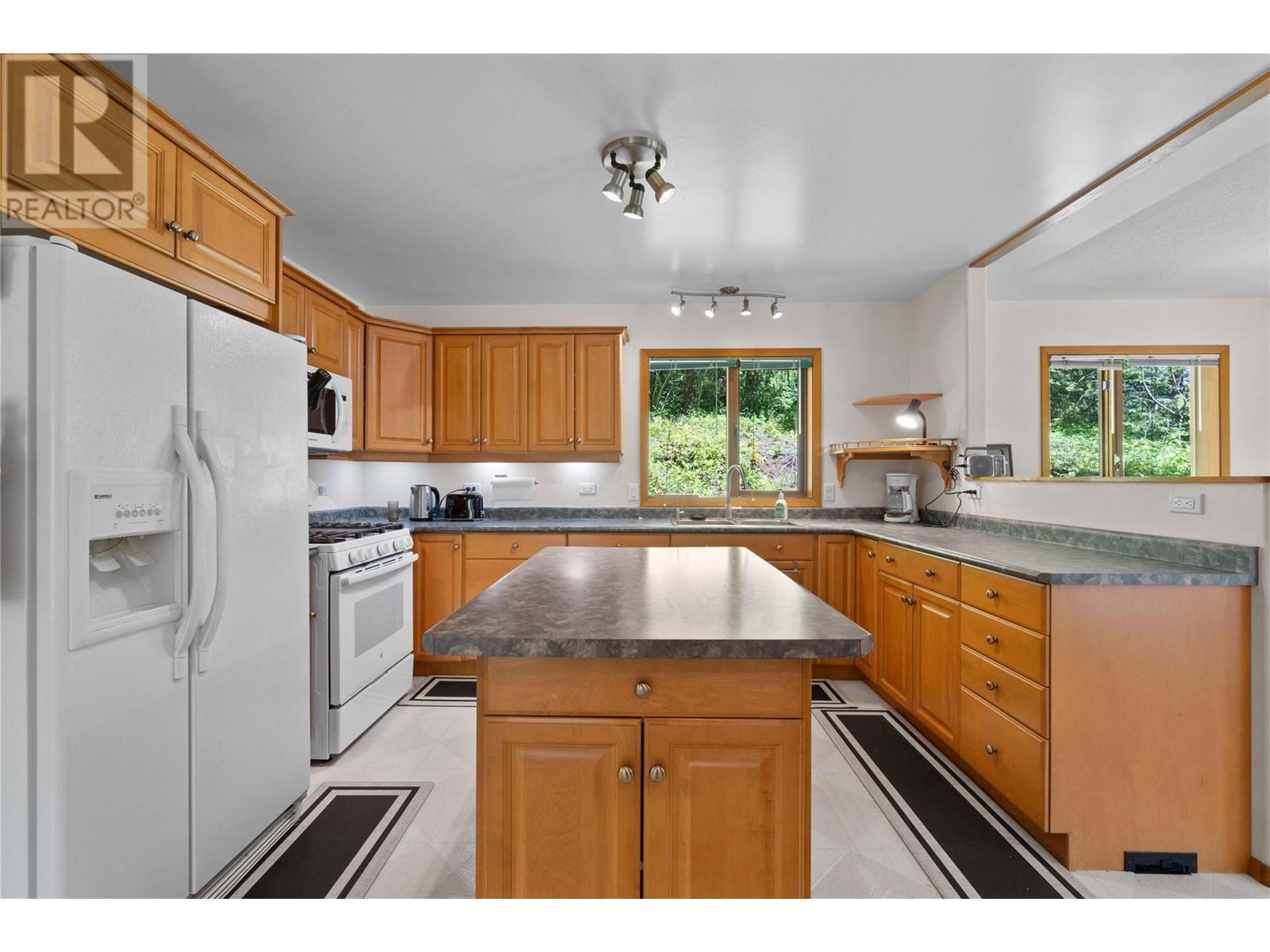 769 & 771 Gardom Lake Road, Enderby, BC V4Y4H8