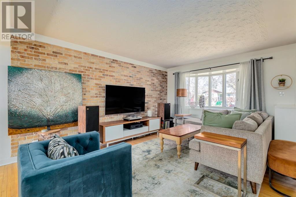 Property at 3211 27 Street SW image 4
