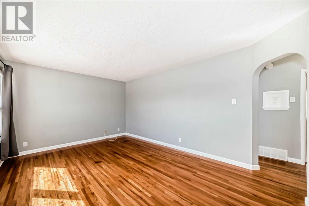 Property at 7 Glenmount Crescent SW image 4