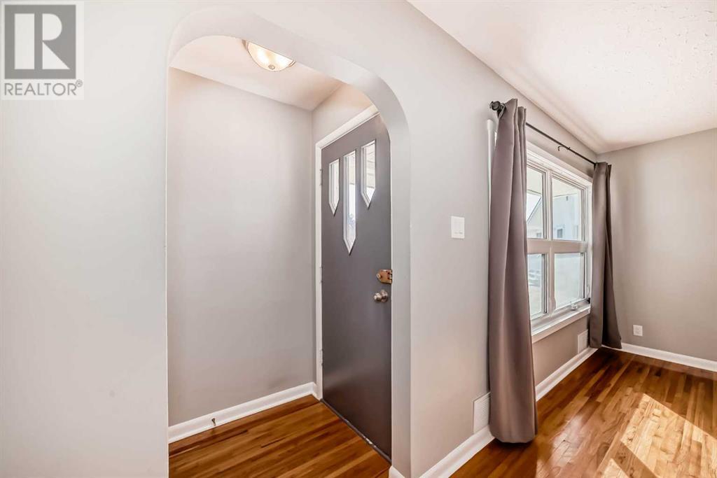 Property at 7 Glenmount Crescent SW image 2