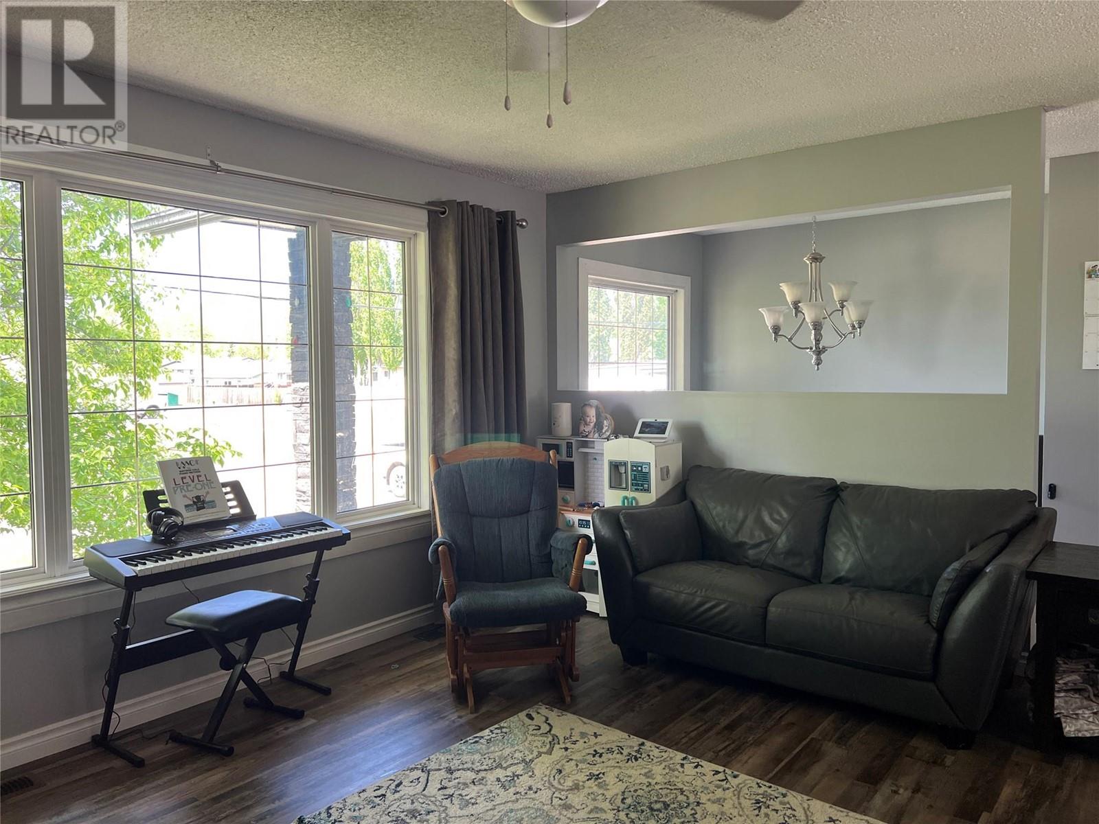 5118 43a Street Ne, Chetwynd, British Columbia  V0C 1J0 - Photo 2 - 10350401