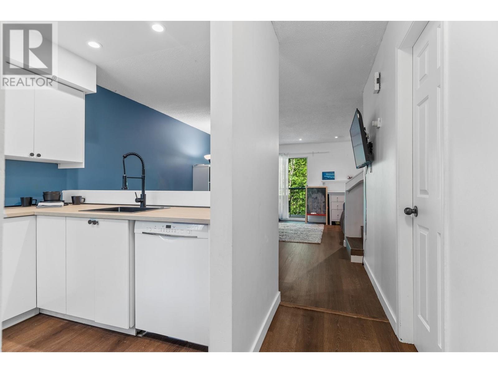 Property at 17 2978 WALTON AVENUE image 5