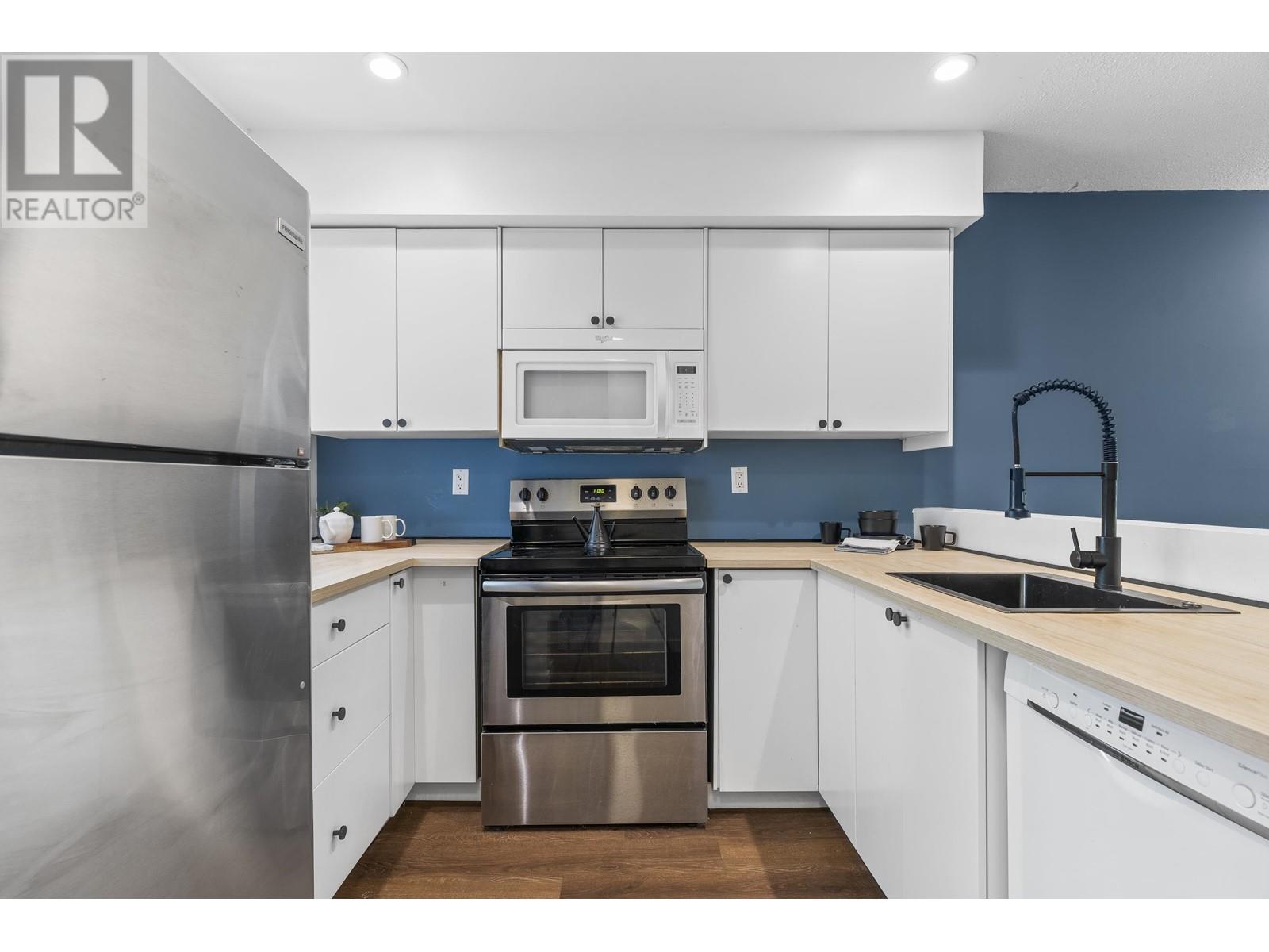 Property at 17 2978 WALTON AVENUE image 2