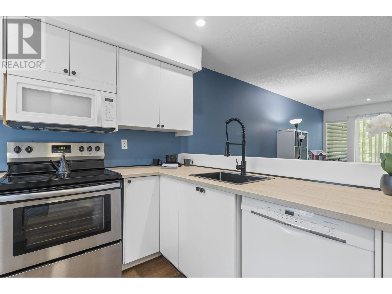 Property at 17 2978 WALTON AVENUE image 3