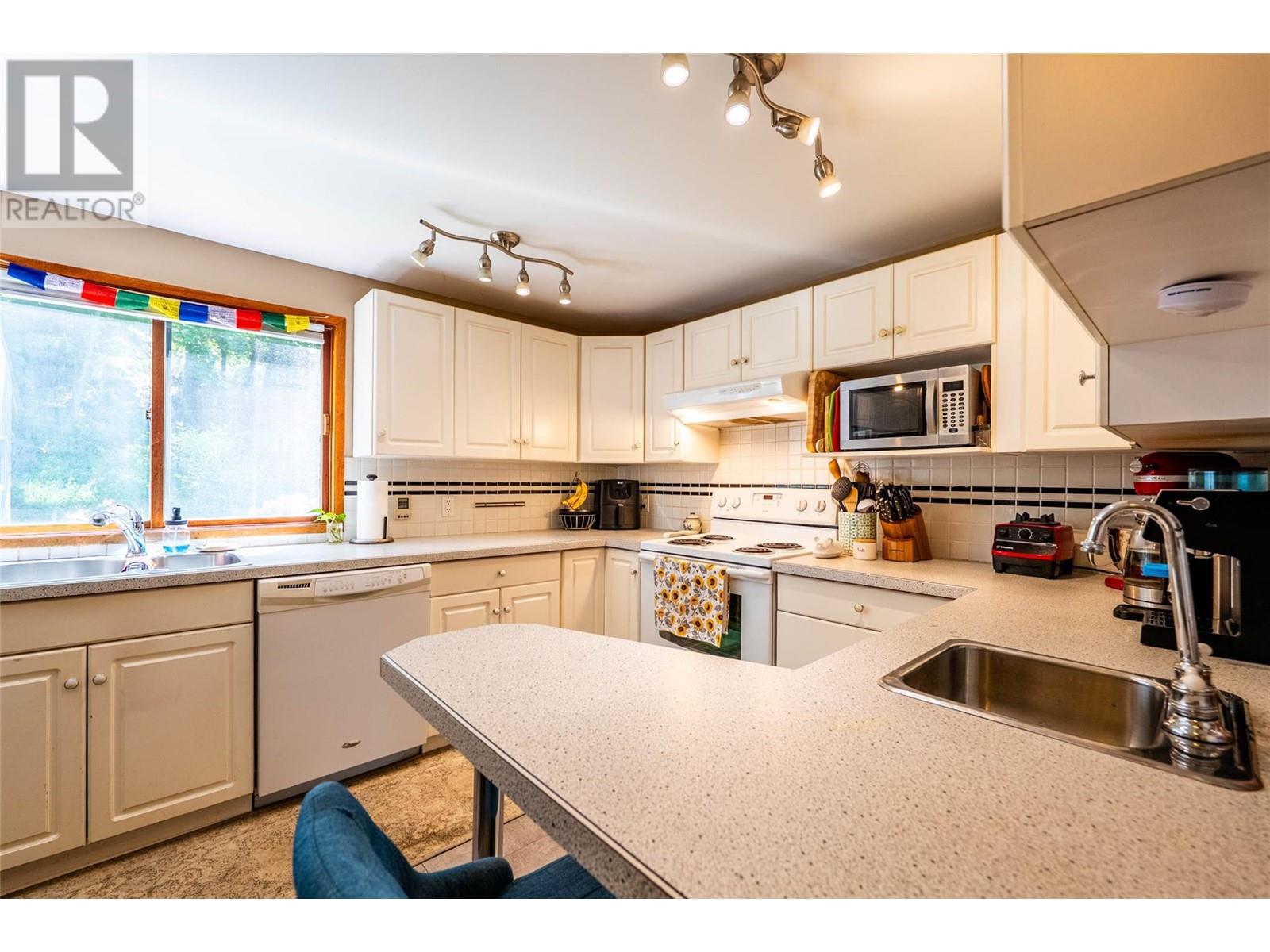Property at 194 TREVOR Street image 2