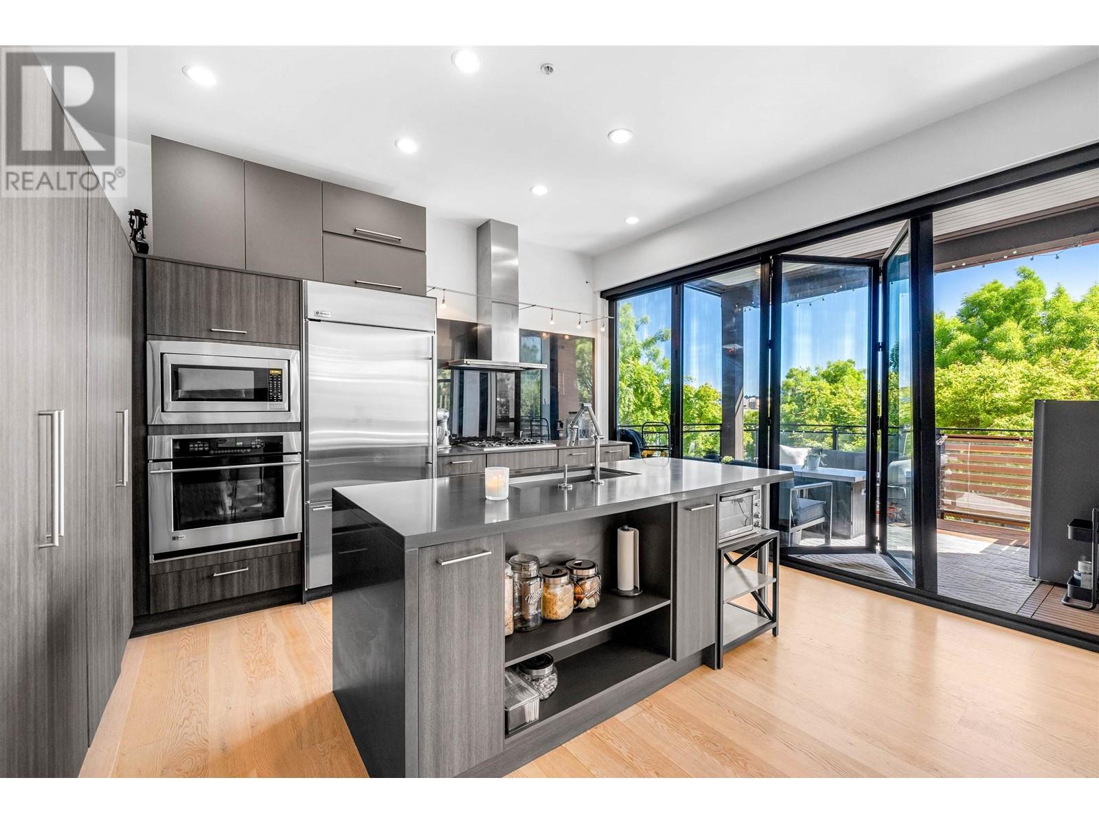 215 220 SALTER STREET, New Westminster, British Columbia