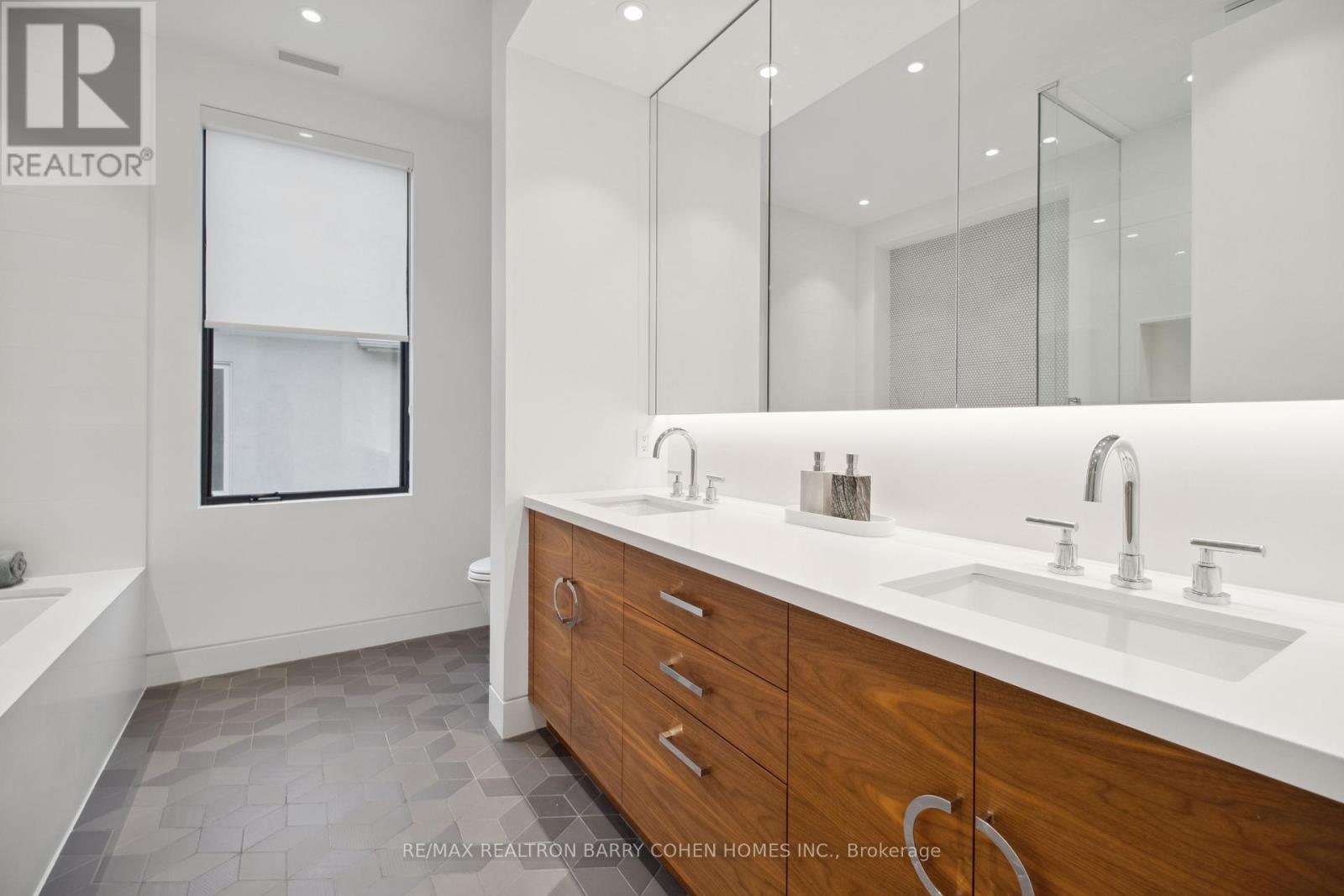 84 Brookview Drive, Toronto (Englemount-Lawrence), Ontario  M6A 2K6 - Photo 24 - C12173113