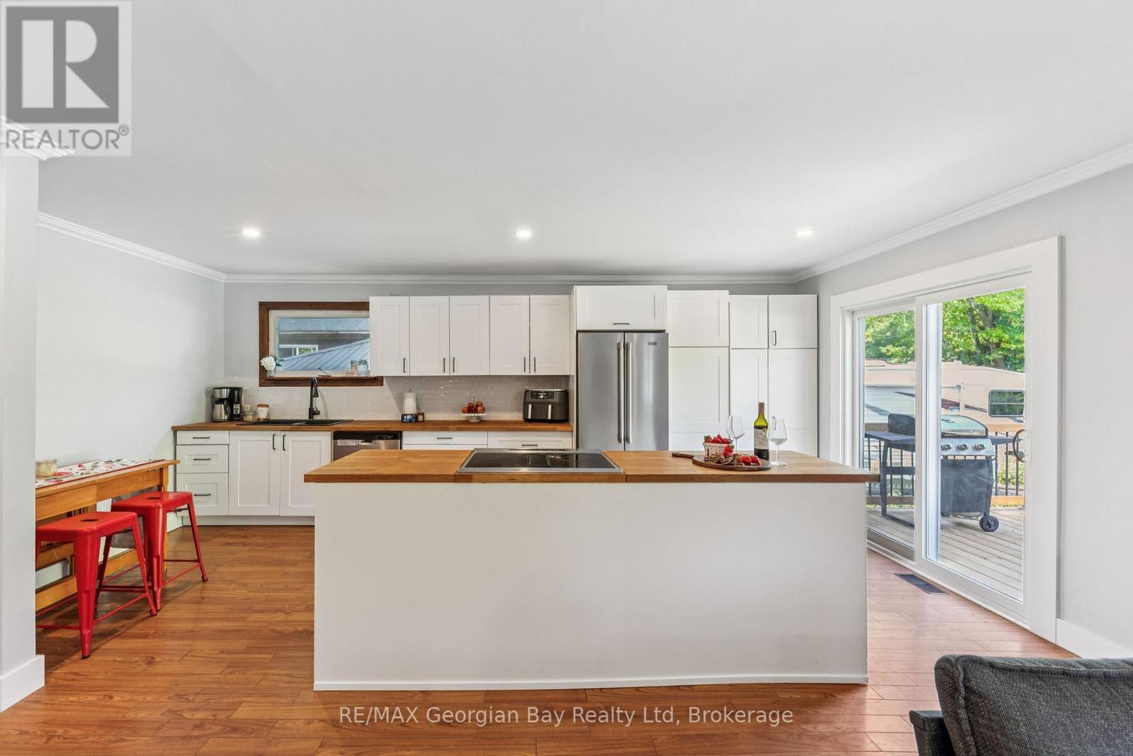 86 Mcarthur Drive, Penetanguishene, Ontario  L9M 1W9 - Photo 7 - S12192721