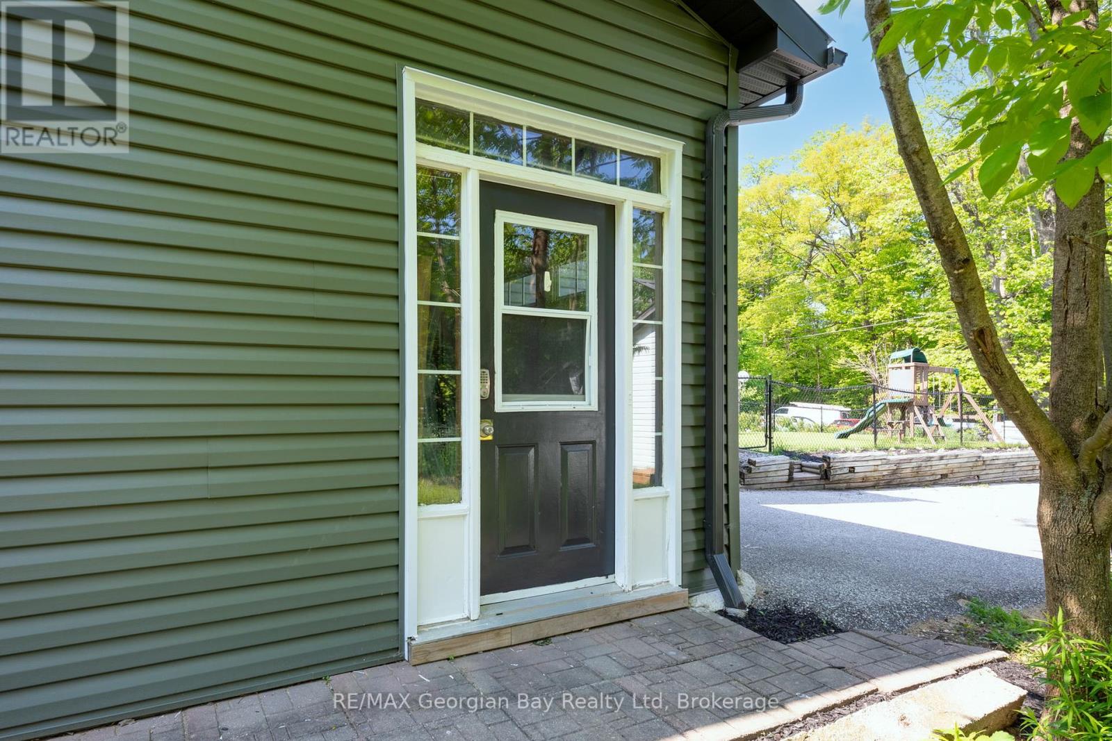 86 Mcarthur Drive, Penetanguishene, Ontario  L9M 1W9 - Photo 3 - S12192721