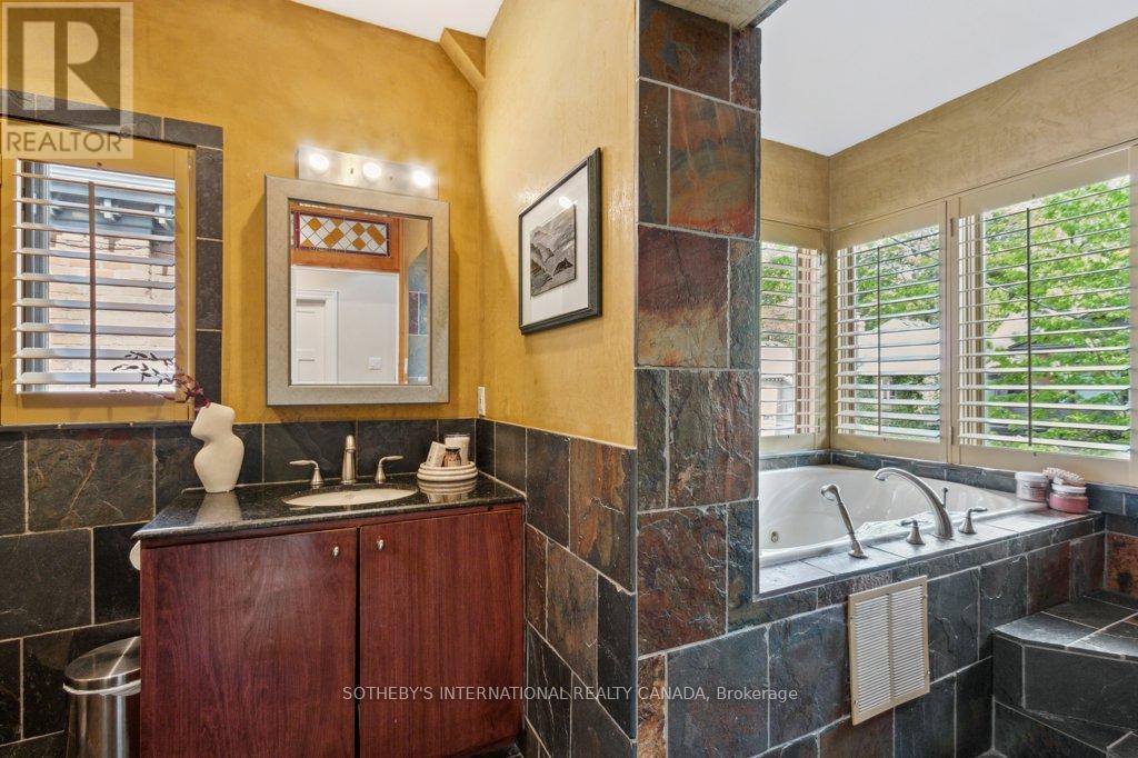 52 Nina Street, Toronto (Casa Loma), Ontario  M5R 1Z4 - Photo 21 - C12192627