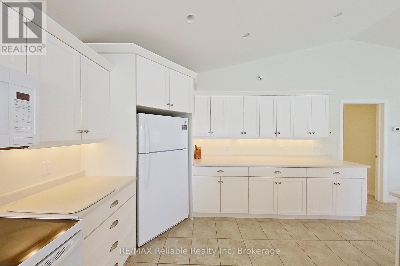 74318 Homestead Heights Drive, Bluewater, Ontario  N0M 2T0 - Photo 18 - X12186807
