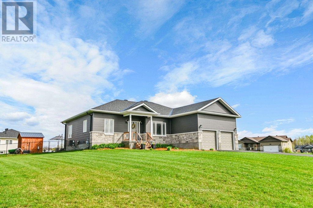 3569 Crosswind Crescent, Ottawa, Ontario  K0A 2W0 - Photo 4 - X12134561