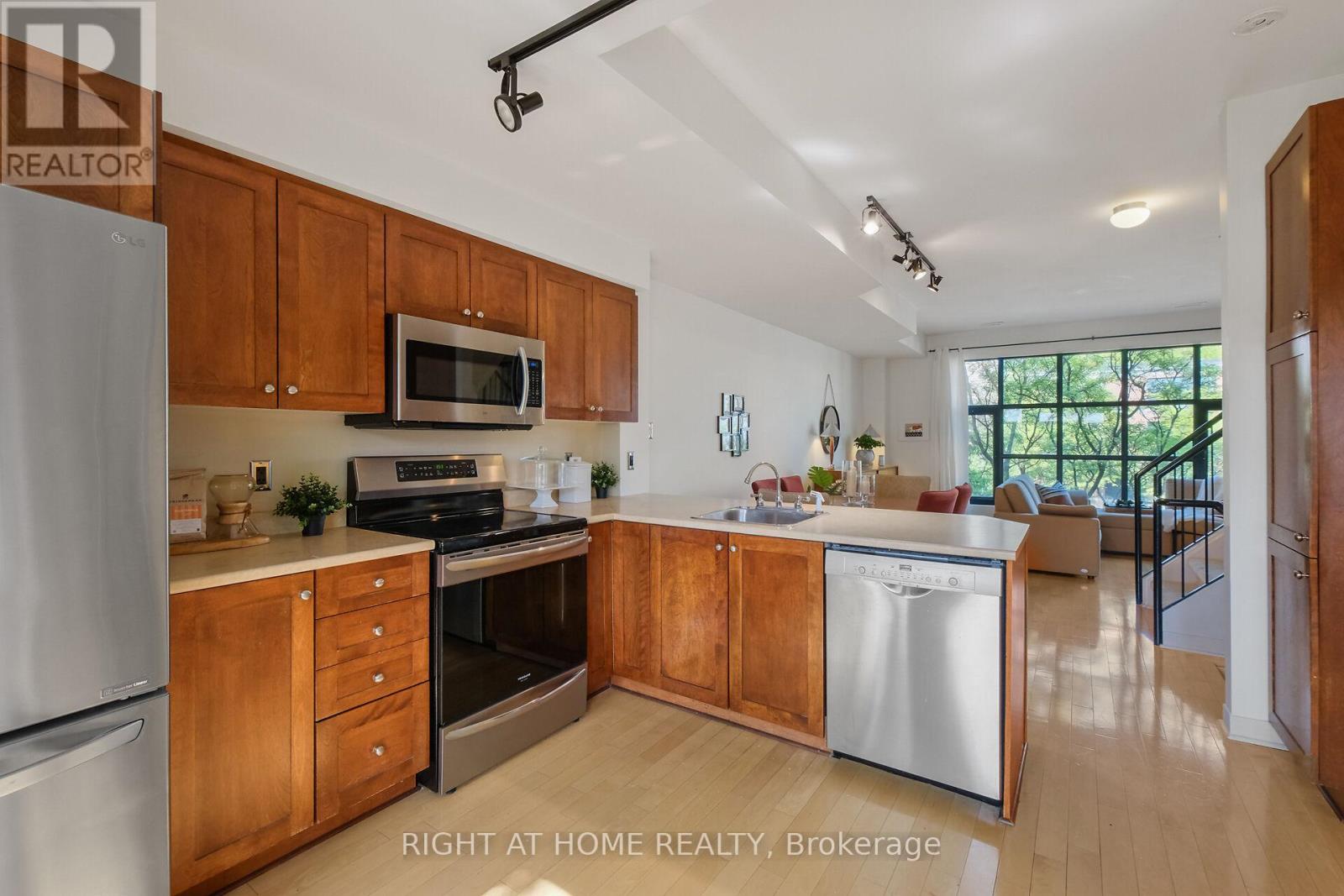 19 Tuscan Private, Ottawa, Ontario  K1R 1C6 - Photo 8 - X12192070