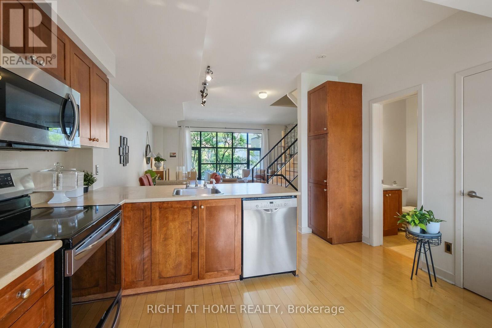 19 Tuscan Private, Ottawa, Ontario  K1R 1C6 - Photo 6 - X12192070