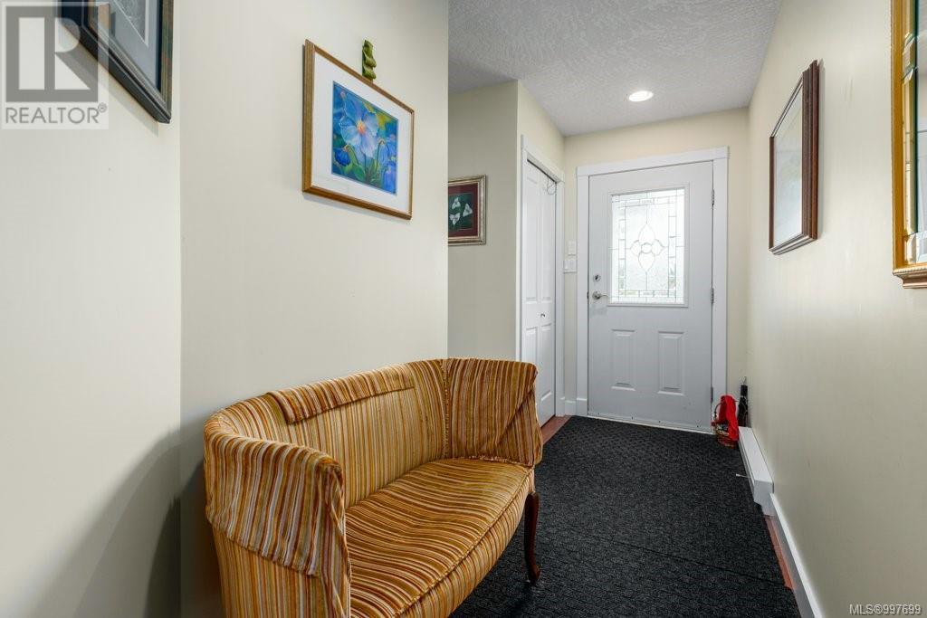 Property at 725 Lancaster Way image 3
