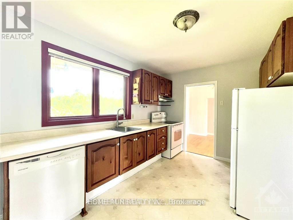 27 Oakview Avenue, Ottawa, Ontario  K2G 2Z9 - Photo 7 - X12192767