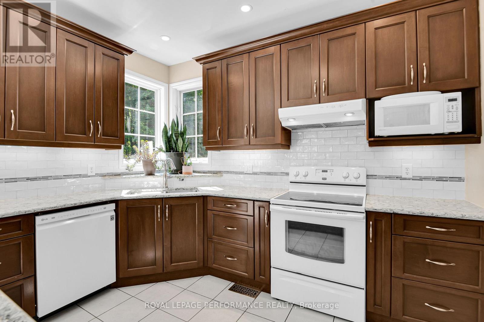 77 Mattawa Crescent, Ottawa, Ontario  K2M 2E7 - Photo 11 - X12193065