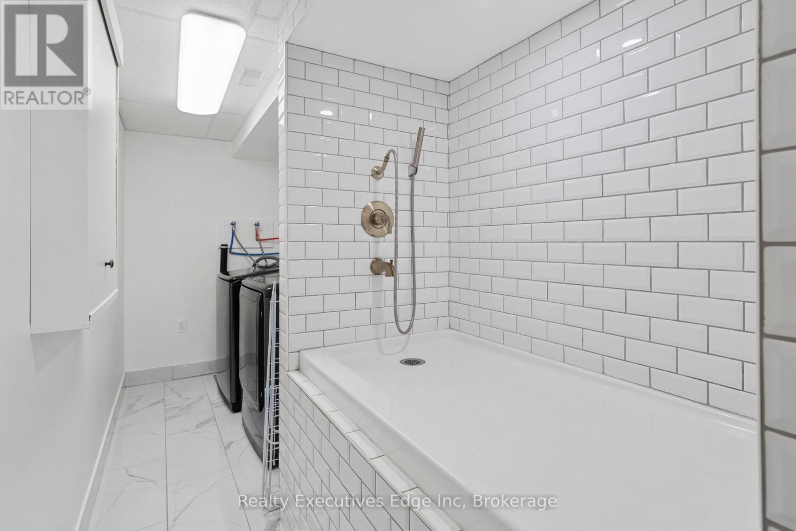 524 Snowdrop Court, Kitchener, Ontario  N2E 4G4 - Photo 38 - X12193042