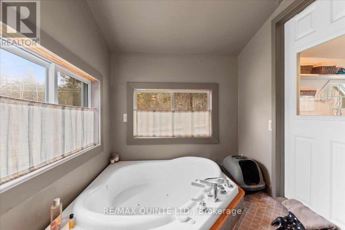 12112d Loyalist Parkway, Prince Edward County, Ontario  K0K 2T0 - Photo 23 - X12045229