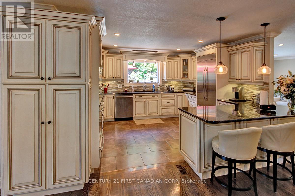 811 Clearview Crescent, London North, Ontario  N6H 4P6 - Photo 3 - X12192977