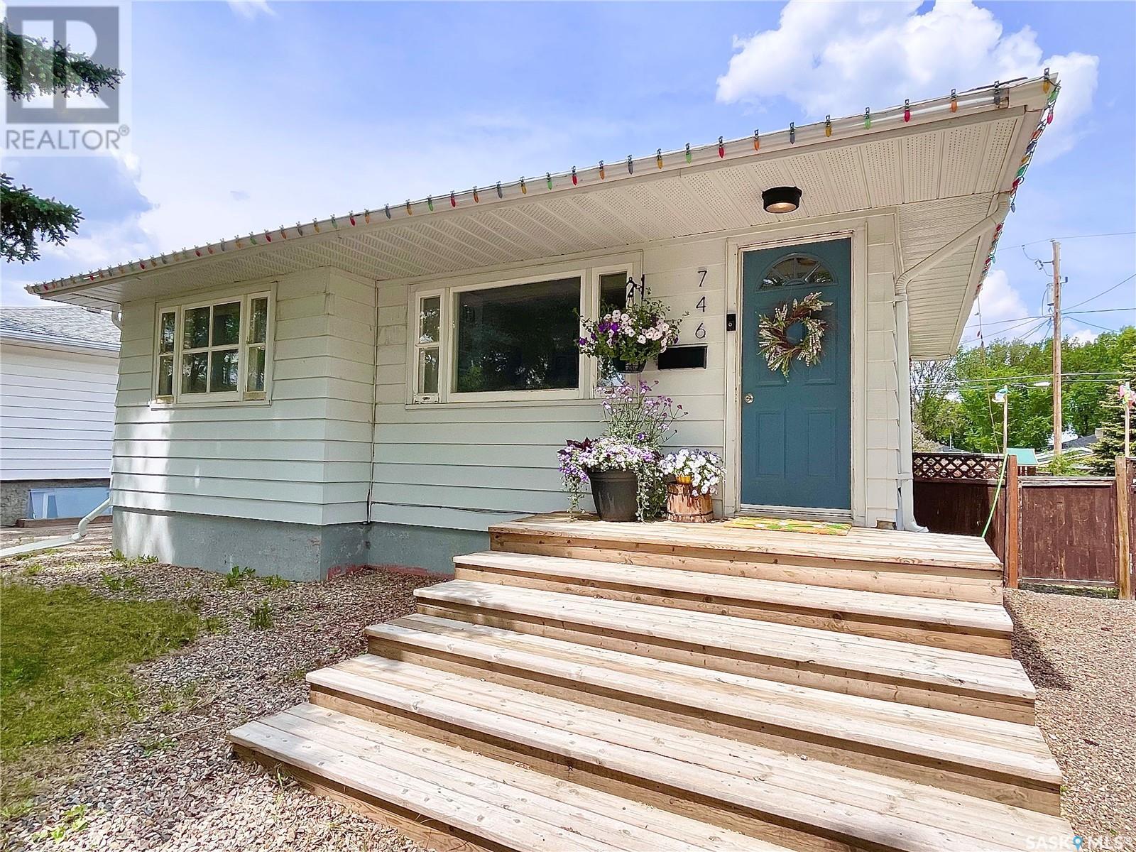 Property at 746 Grandview STREET W image 2
