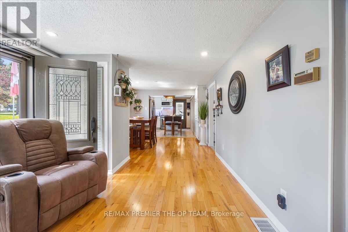 1999 Mountbatten Avenue, Innisfil, Ontario  L9S 1T6 - Photo 8 - N12163489