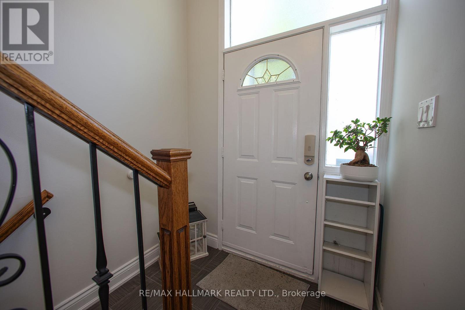 33 Patrick Drive, Aurora, Ontario  L4G 2A6 - Photo 4 - N12129556