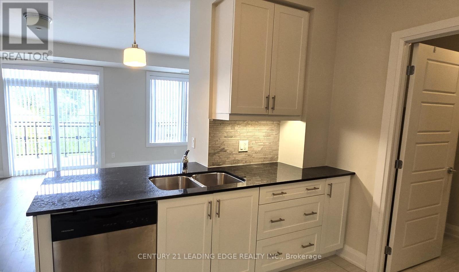 325 - 7 Bond Crescent, Richmond Hill, Ontario  L4E 1E6 - Photo 5 - N12192165