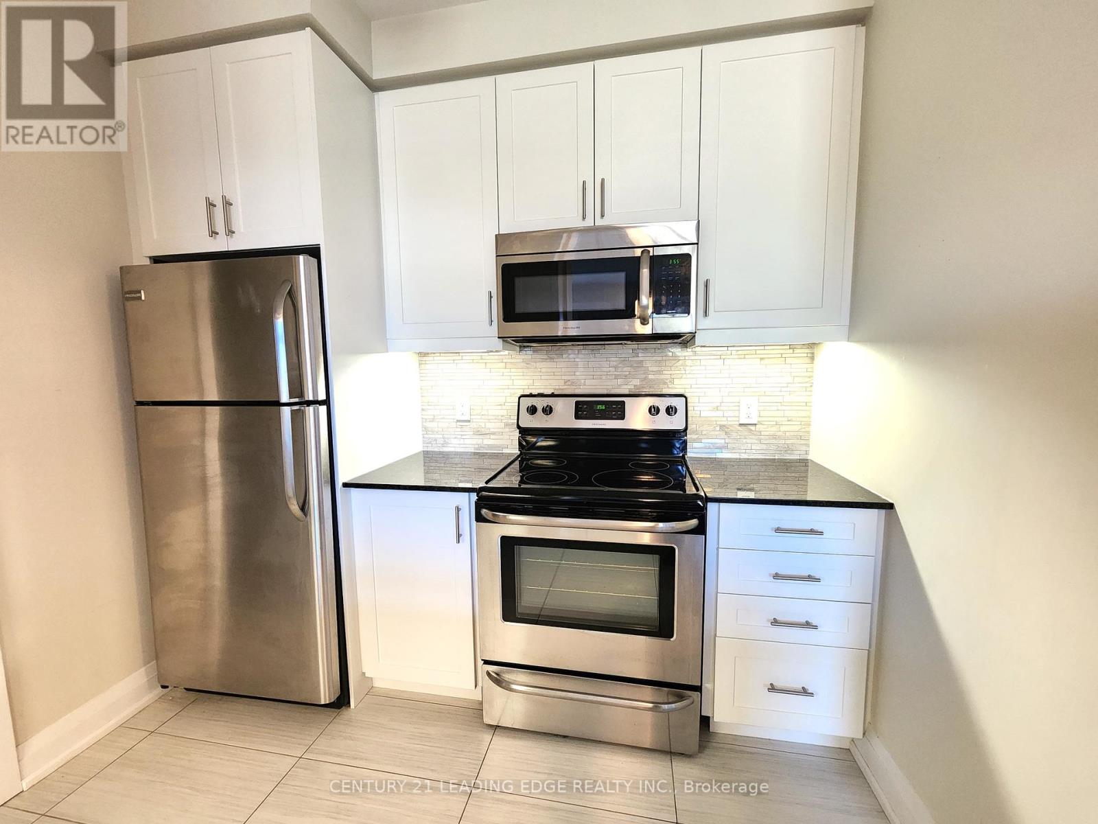 325 - 7 Bond Crescent, Richmond Hill (Oak Ridges), Ontario  L4E 1E6 - Photo 6 - N12192165