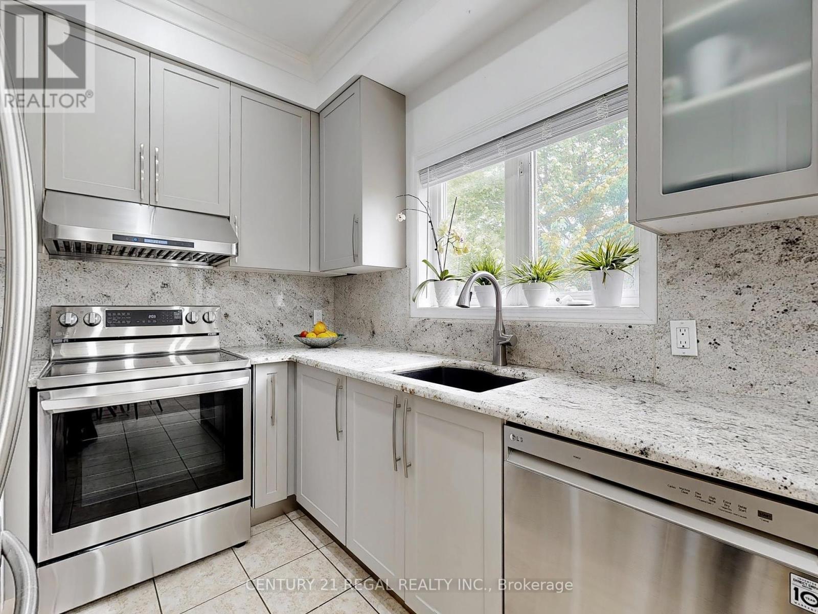 Property at 7 - 100 ELGIN MILLS ROAD W image 3