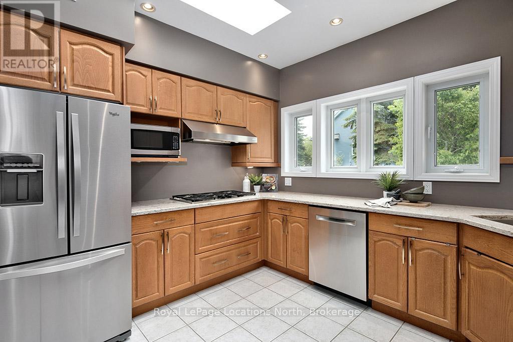 130 Davos Drive, Blue Mountains, Ontario L9Y 0S9 - Photo 9 - X12193187