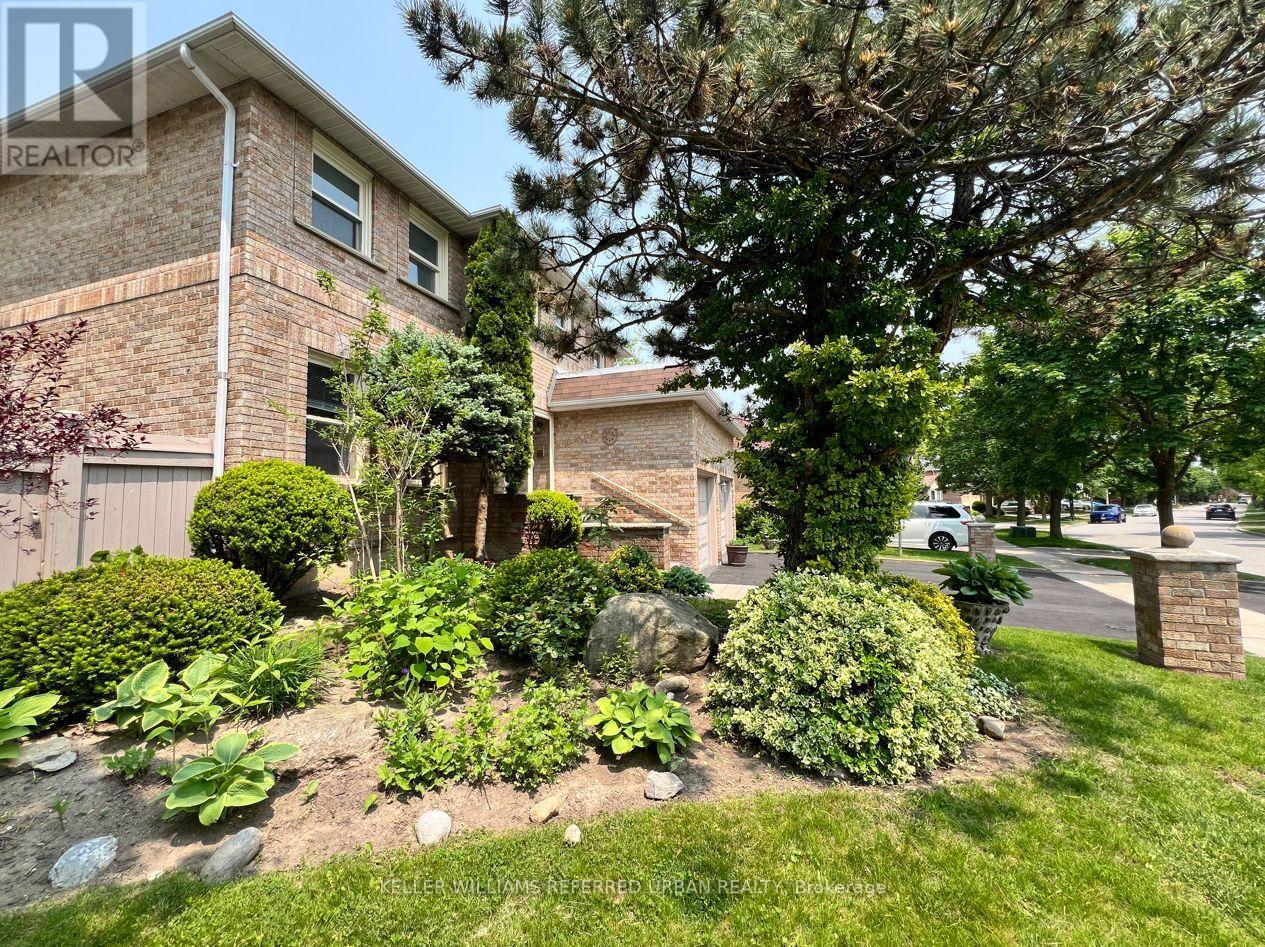 109 Topham Crescent, Richmond Hill, Ontario  L4C 9E9 - Photo 5 - N12193031
