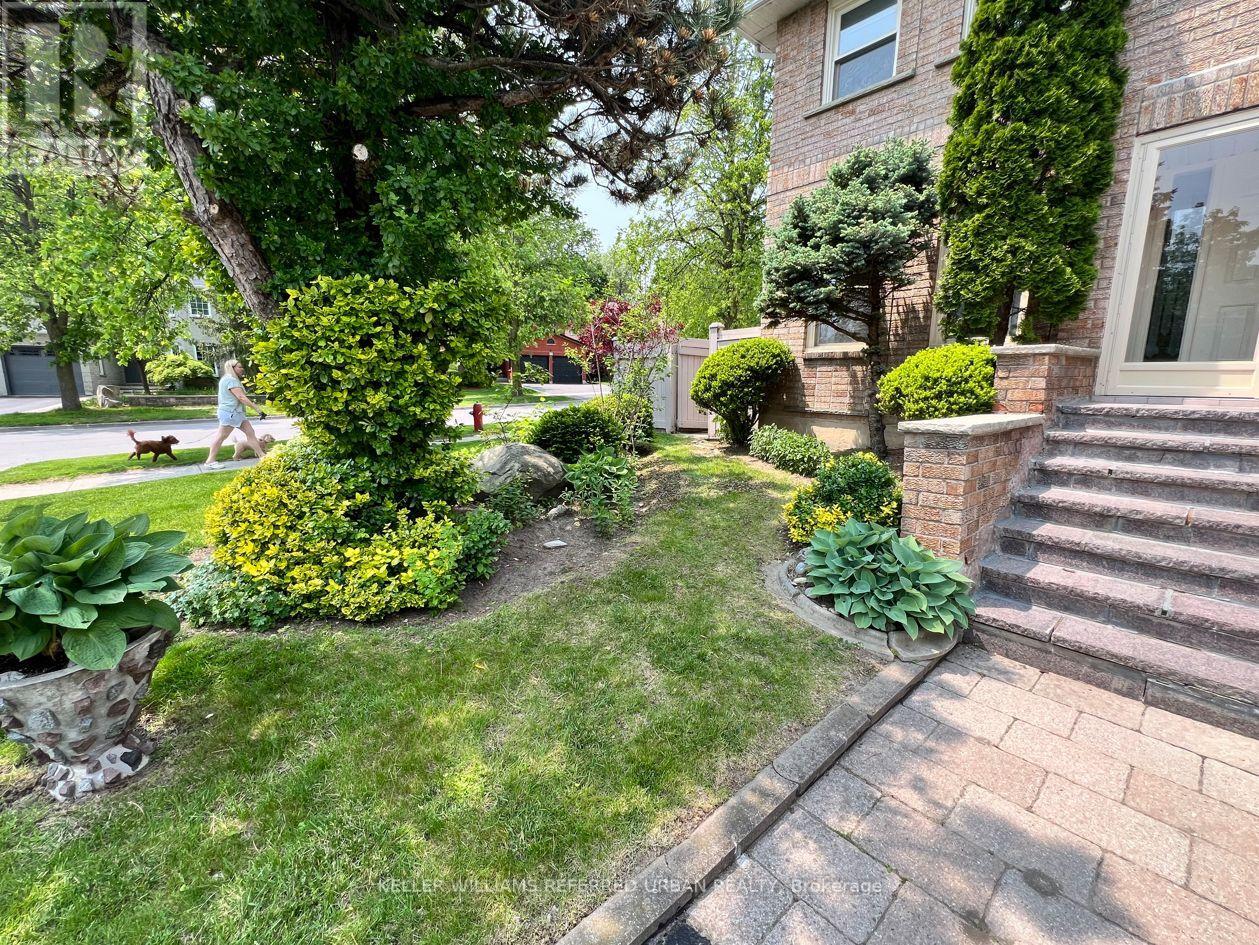 109 Topham Crescent, Richmond Hill, Ontario  L4C 9E9 - Photo 4 - N12193031