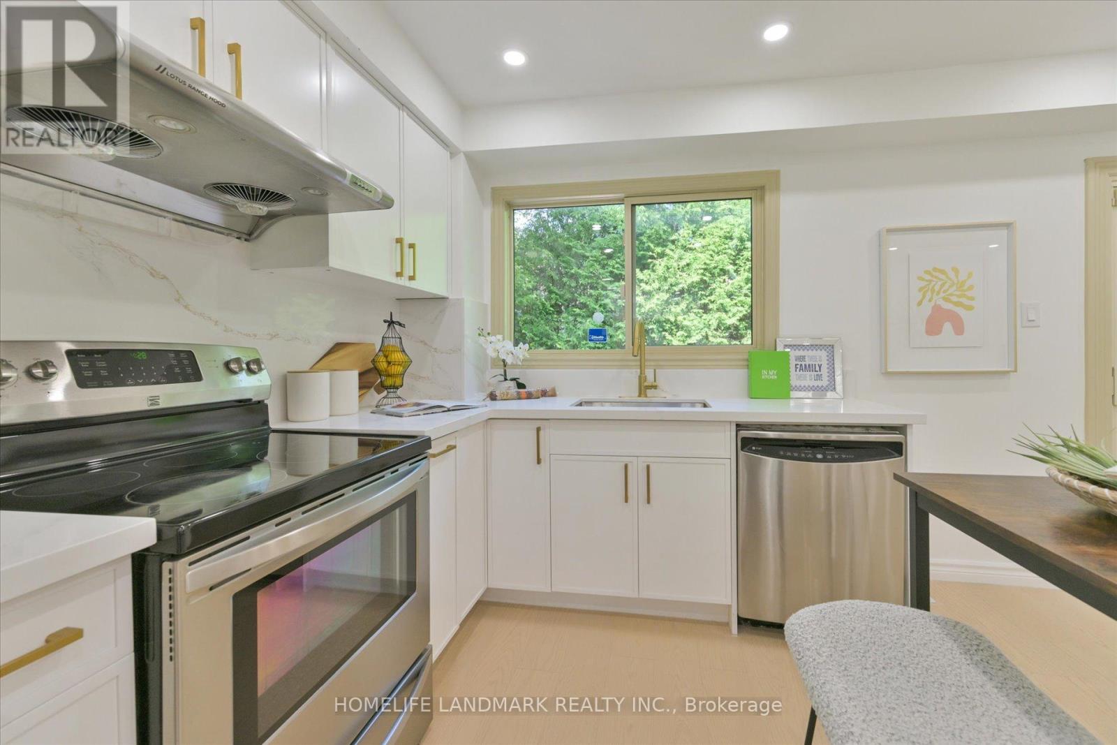 11 Hunter's Point Drive, Richmond Hill, Ontario  L4C 6M4 - Photo 14 - N12193035