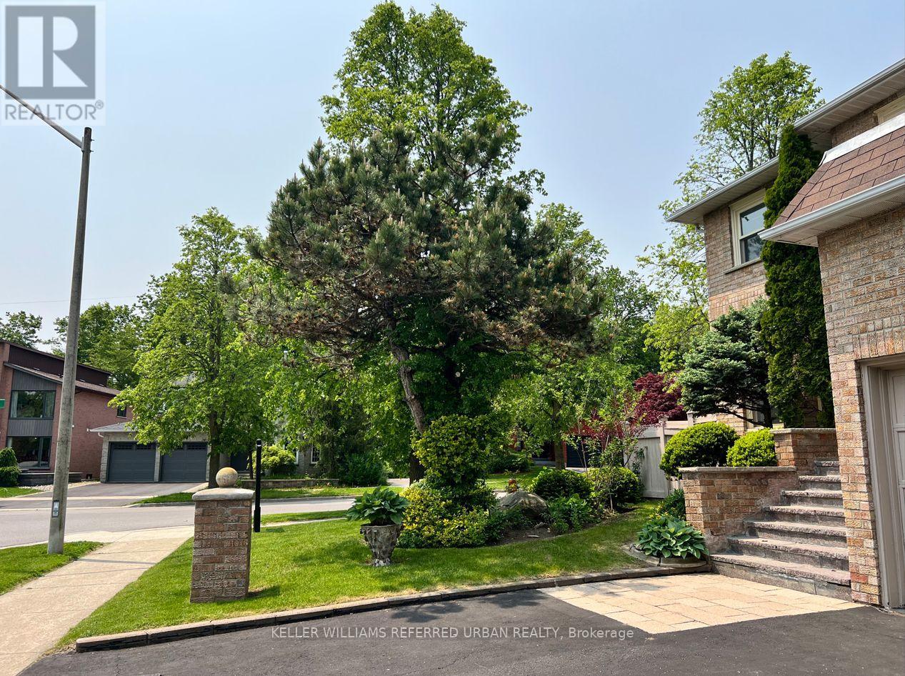 109 Topham Crescent, Richmond Hill, Ontario  L4C 9E9 - Photo 2 - N12193031