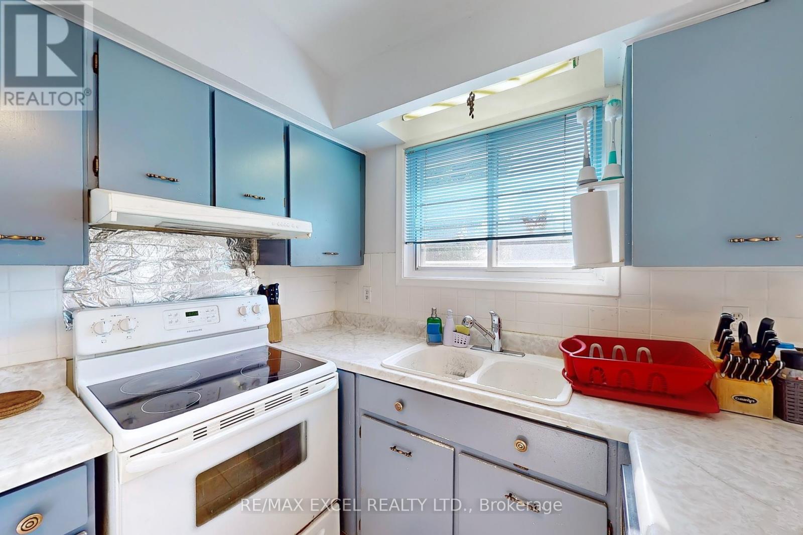 51 Kendleton Avenue, Toronto, Ontario  M9V 1T9 - Photo 11 - W12189722
