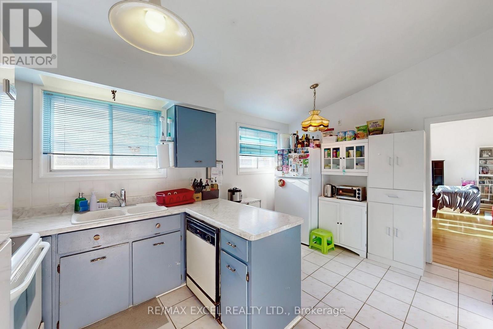 51 Kendleton Avenue, Toronto, Ontario  M9V 1T9 - Photo 10 - W12189722