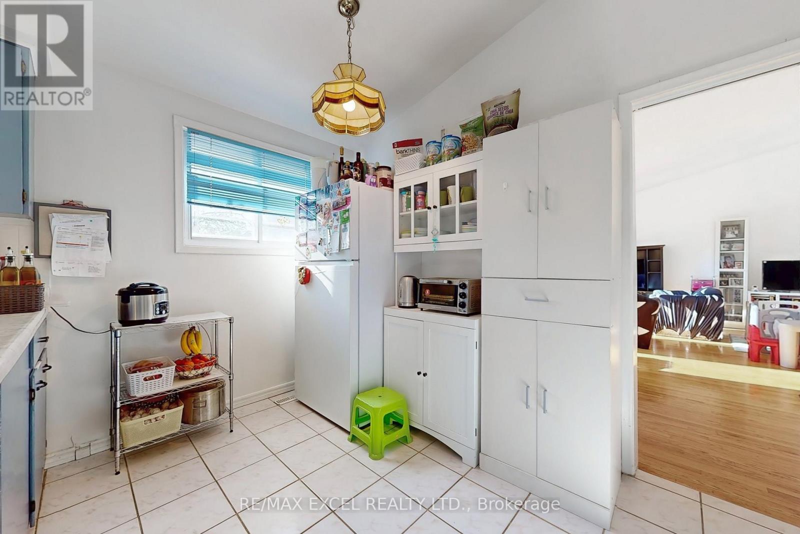 51 Kendleton Avenue, Toronto, Ontario  M9V 1T9 - Photo 14 - W12189722