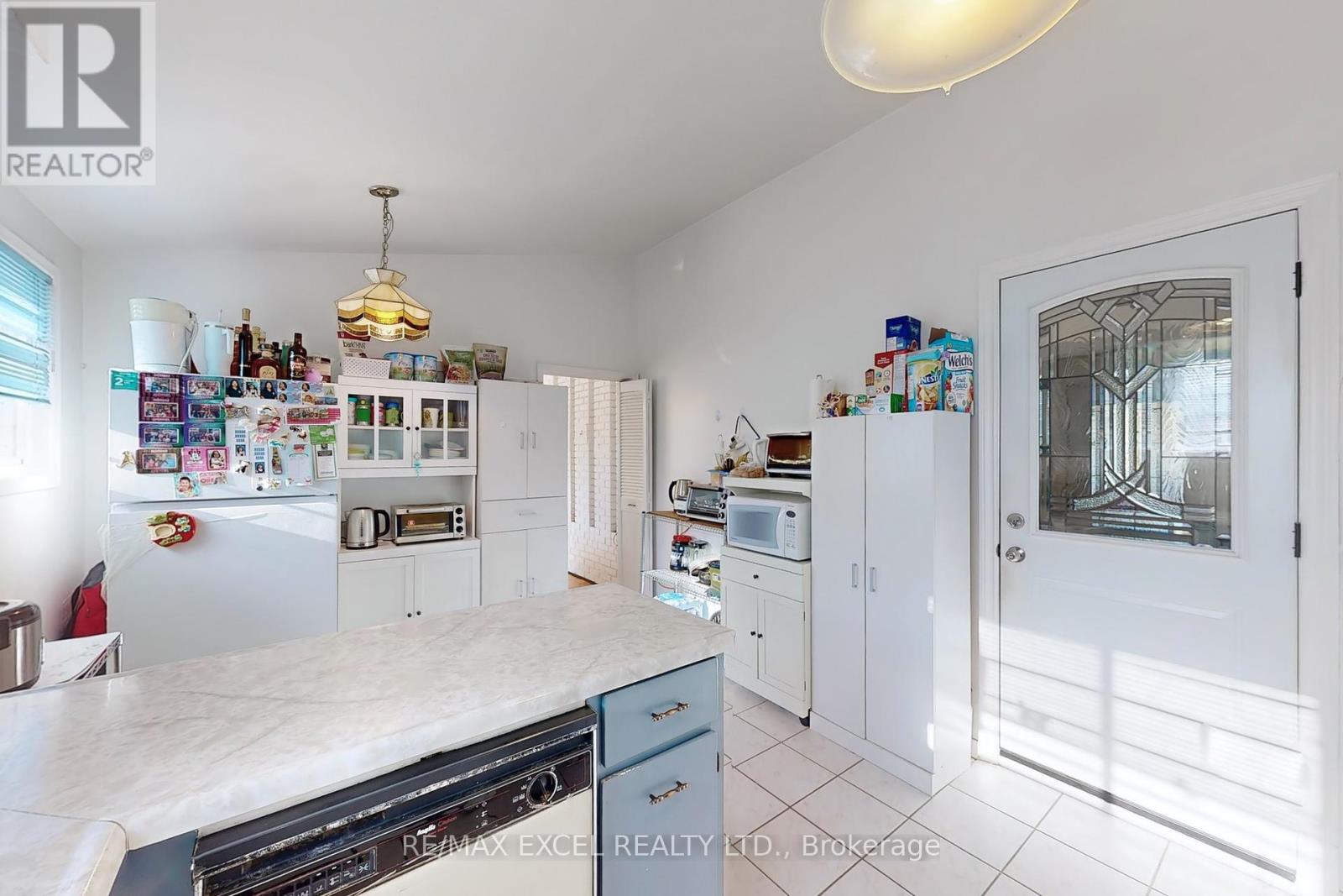 51 Kendleton Avenue, Toronto, Ontario  M9V 1T9 - Photo 12 - W12189722