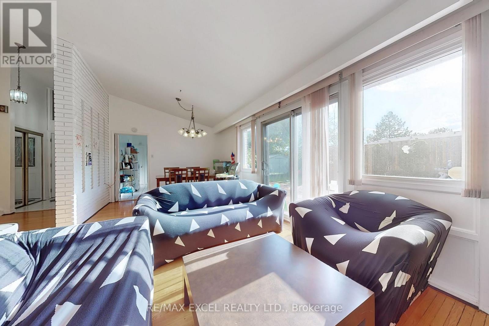 51 Kendleton Avenue, Toronto, Ontario  M9V 1T9 - Photo 5 - W12189722