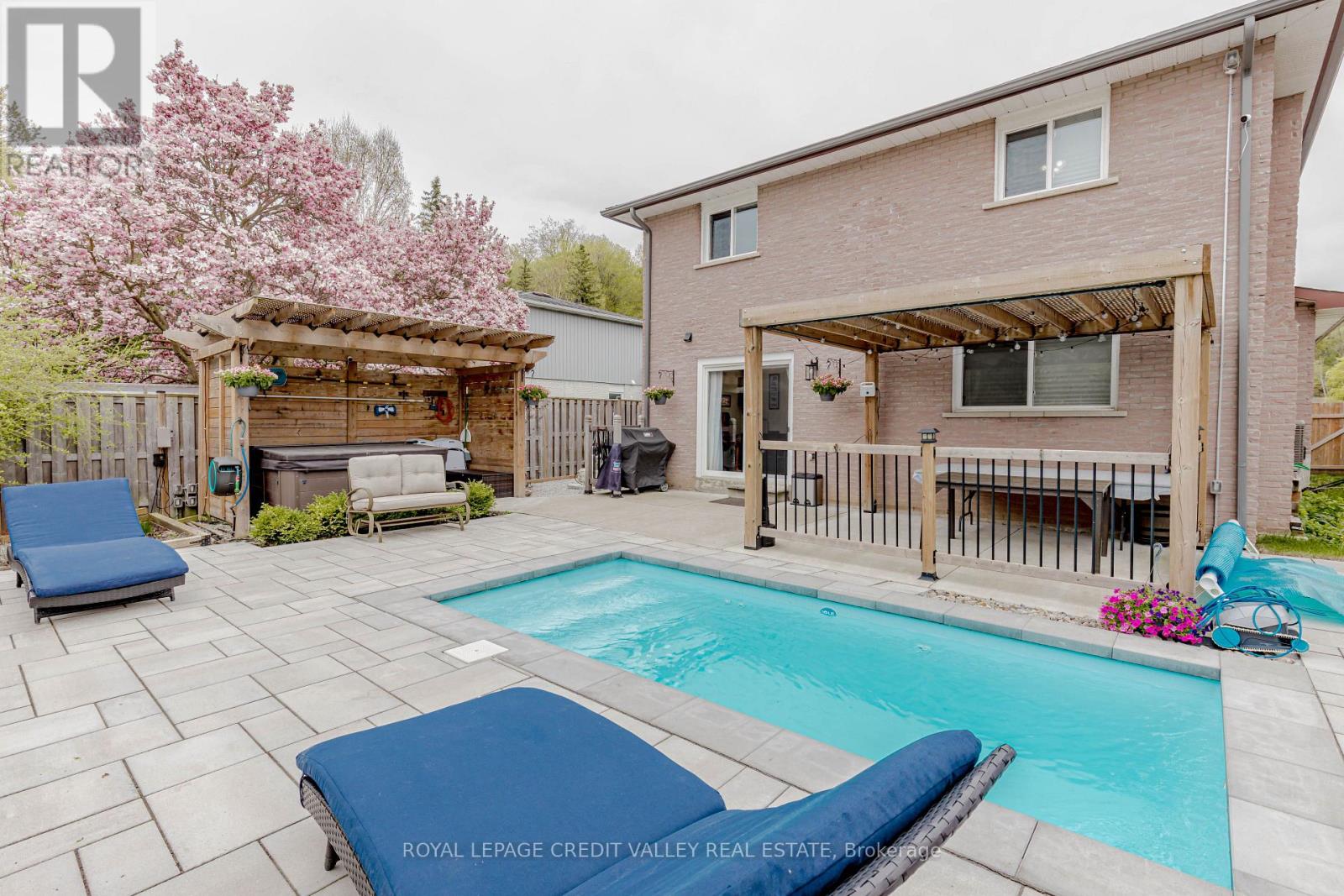 119 Connaught Crescent, Caledon, Ontario  L7E 2S3 - Photo 2 - W12138724
